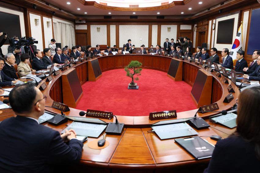 한덕수 대통령 권한대행 국무총리가 19일 세종대로 정부서울청사에서 임시 국무회의를 주재, 모두발언을 하고 있다. 이날 회의에서 양곡관리법 등 농업 4법을 국회에 제의를 요구하기로 결정했다. <사진: 국무총리실 제공> 
