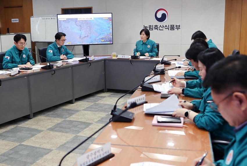 송미령 장관은 1월 7일(화)부터 9일(목)까지 충청권과 전라권을 중심으로 많은 눈이 내리고, 전국적으로 기온이 크게 떨어질 것으로 예상됨에 따라 피해예방을 위한 현장조치 점검회의를 개최했다.