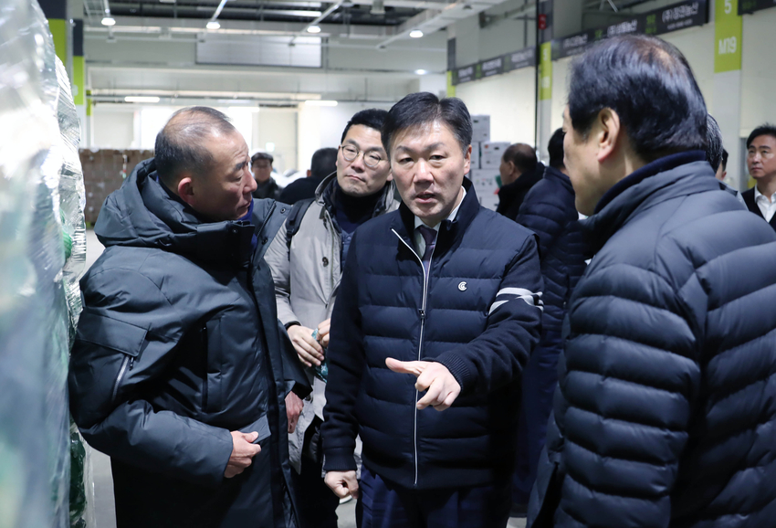 농식품부 박범수 차관이 10일 오후, 서울 가락동 농수산물도매시장을 찾아 설 명절을 앞두고 주요 농산물 수급 상황을 점검하고 현장 의견을 청취했다. 