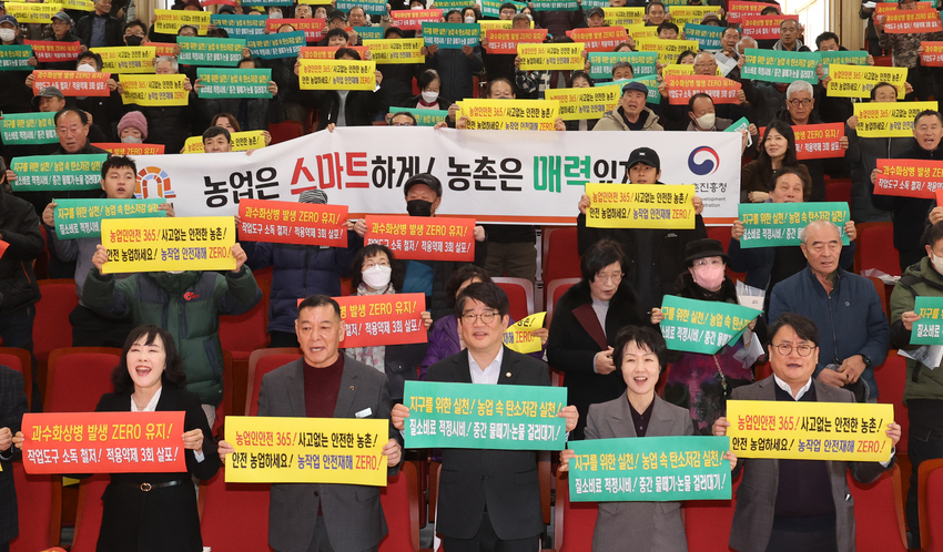 <사진설명> 권재한 농촌진흥청장은 15일 충남 공주시농업기술센터에서 열린 '새해농업인실용교육'에 참석해 농업인을 격려하고 있다. <사진제공=농촌진흥청>