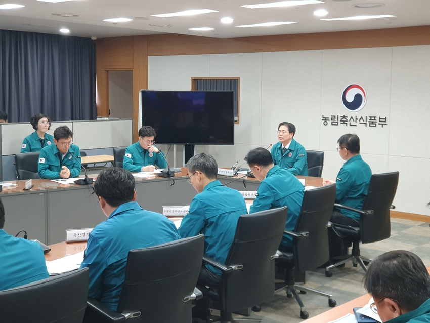 농식품부, 강형석 농업혁신정책실장 주재로 21일 오후 아프리카돼지열병 중앙사고수습본부 회의 개최, 가축질병 발생상황 및 방역대책 추진상황 등 점검(1.21. 14시, 농식품부 재난상황실)