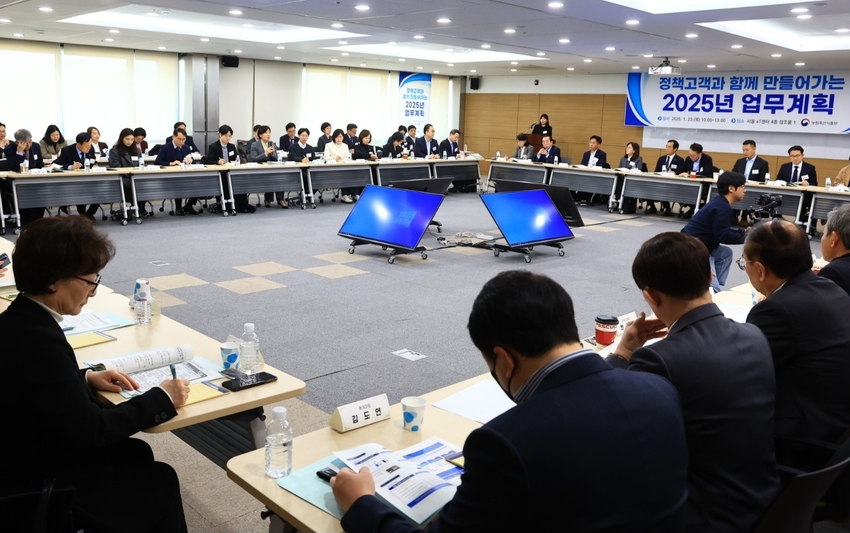 농림축산식품부(장관 송미령, 이하 농식품부)는 1월 23일(목), 서울 에이티(aT)센터에서 「정책 고객과 함께 만들어가는 2025년 업무계획 설명회」를 개최했다.