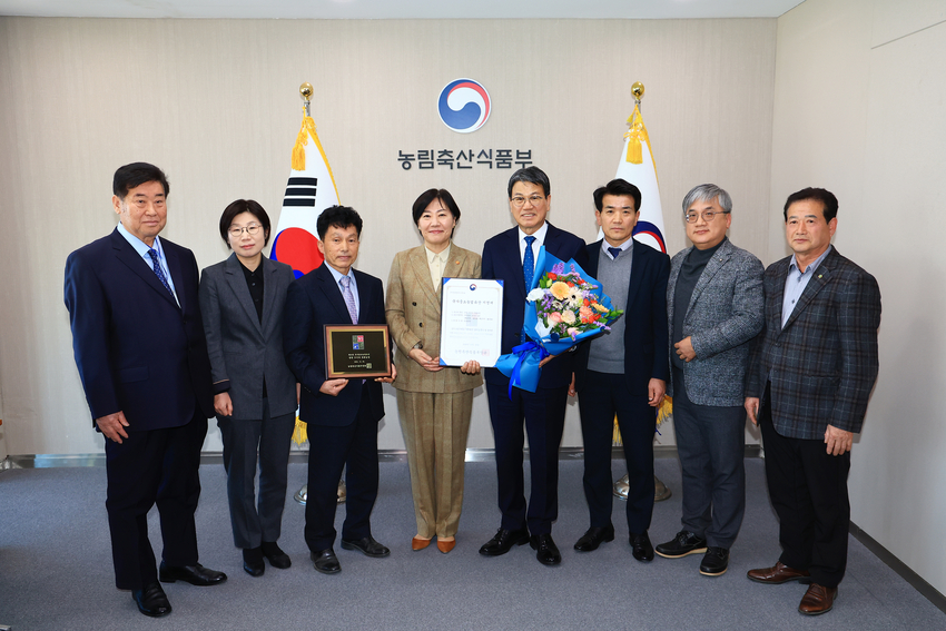 * 송미령 장관, 제19호 국가중요농업유산 '청양 구기자 전통농업'에 지정서 및 지정패 수여(2.3. 14시, 장관 집무실)