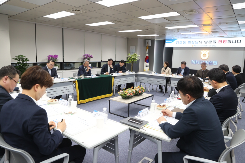 강호동 농협중앙회장이 지난 2월 11일과 12일, 양일간 농협하나로유통 · 농협사료 등 20개 계열사를 직접 방문하고, 각 계열사 대표들과 경영혁신방향에 대해 논의했다