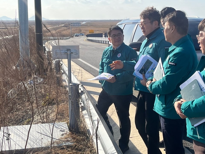 최정록 농림축산식품부 (이하 농식품부) 방역정책국장은 2월 20일 (목) 전북 부안군 새만금지역 철새도래지와 김제시 가축 방역상황실을 방문하여 고병원성 조류인플루엔자 방역 관리 상황을 점검했다.