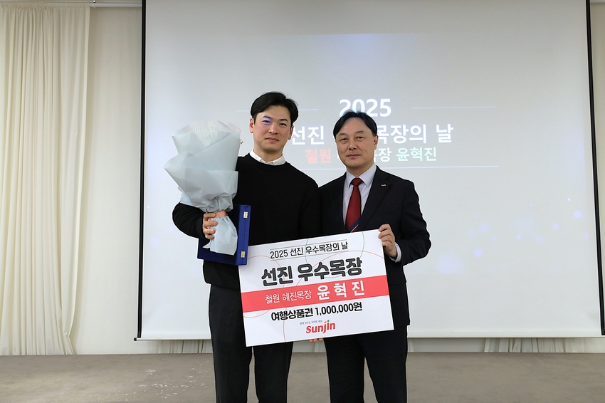 (사진: (좌) 혜진목장 윤혁진 대표 (우) 선진 사료영업본부 최정기 이천BU장)