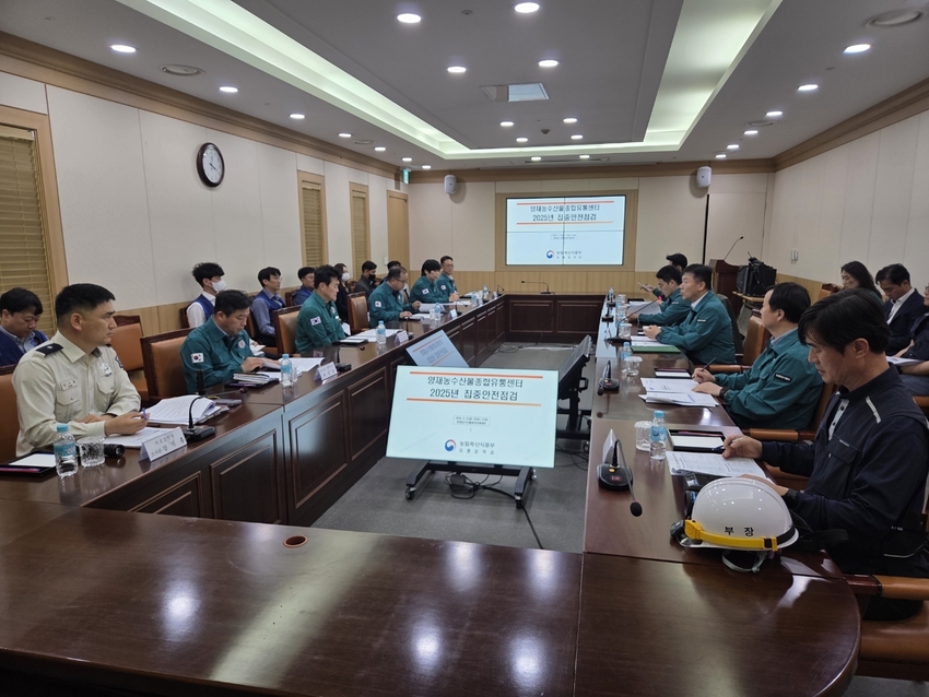  박범수 농림축산식품부 (이하 농식품부) 차관은 5월 2일(금) 오후, 서울 양재농산물종합유통센터를 방문하여 시설물 안전점검을 실시하고 현장 관계자들에게 철저한 안전관리를 당부했다.