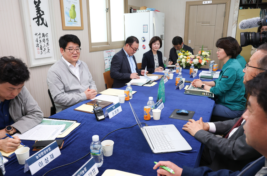 권재한 청장이 가축분 바이오차 제조 기술을 보유한 업체 관계자, 농장 대표와 간담회을 갖는 장면 