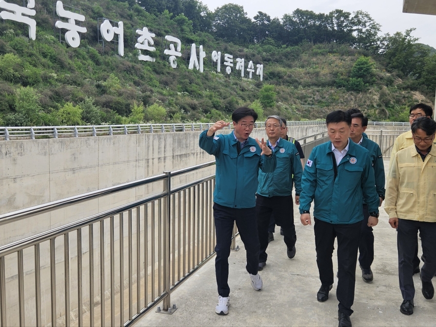 박범수 차관이 저수지 안전관리 및 여름철 풍수해에 대비한 조치상황등을 점검하고 있는 모습.