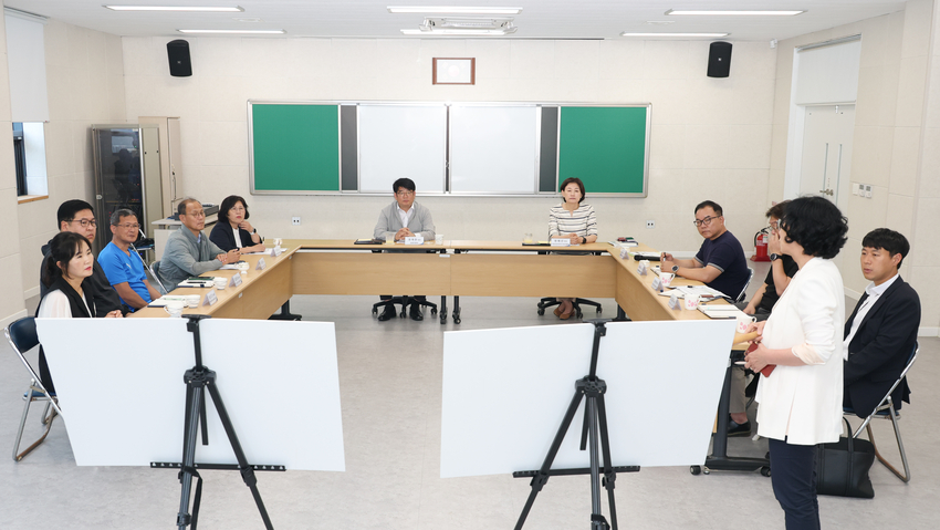 권재한 청장이 꿀벌위도격리육종장’(전북특별자치도 부안군 위도면)을 방문해 업무보고를 받고 있다.