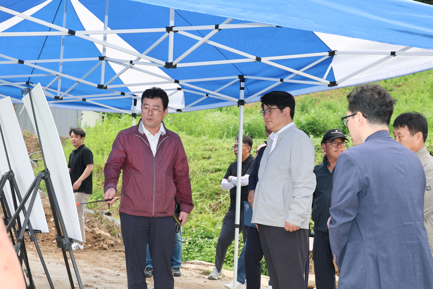 <사진설명> 25일 강원도 평창군 여름배추 재배지에서 권재한 농촌진흥청장은 생육상황을 점검하고 있다.<사진제공=농촌진흥청>