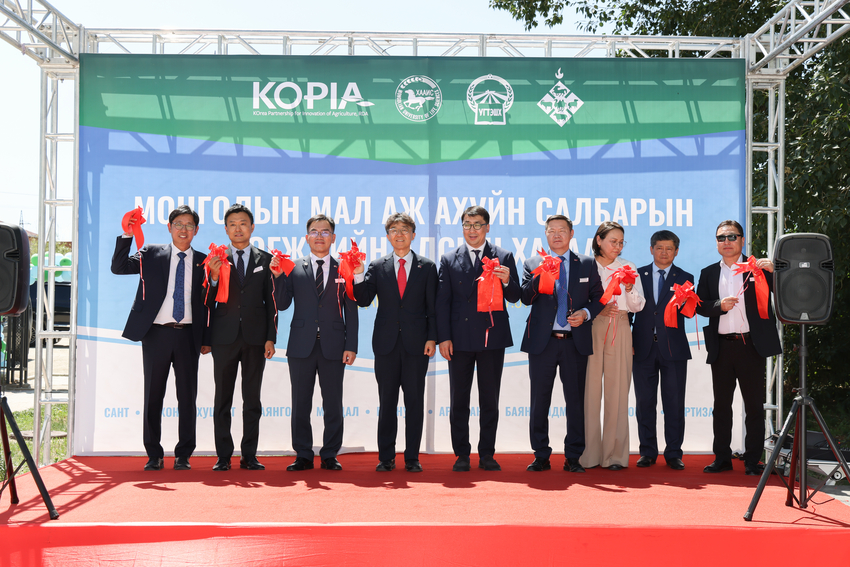 2. 1일 농촌진흥청은 몽골 다르항 지역 식물농업과학원에서 열린 'KOPIA 몽골 축산 선진화 비전 출범식'의 개회식을 마치고 양국 주요 인사의 기념 촬영을 하고 있다.<사진=농촌진흥청>