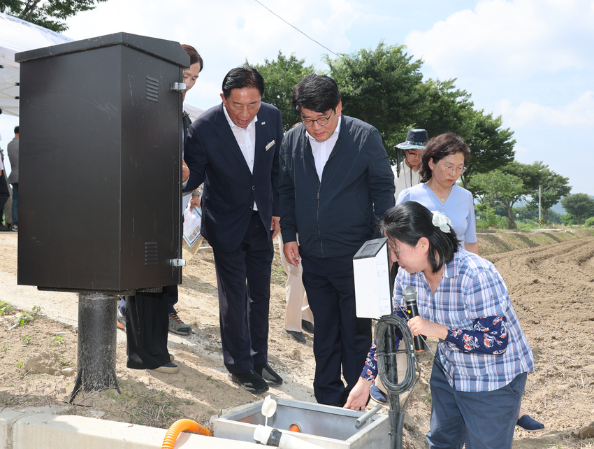 <사진설명> 2일 전남 장성군 논콩 재배단지에서 권재한 농촌진흥청장은 논콩 생육 현황과 침수 예방 관리 상황을 점검하고 있다. <사진제공=농촌진흥청>