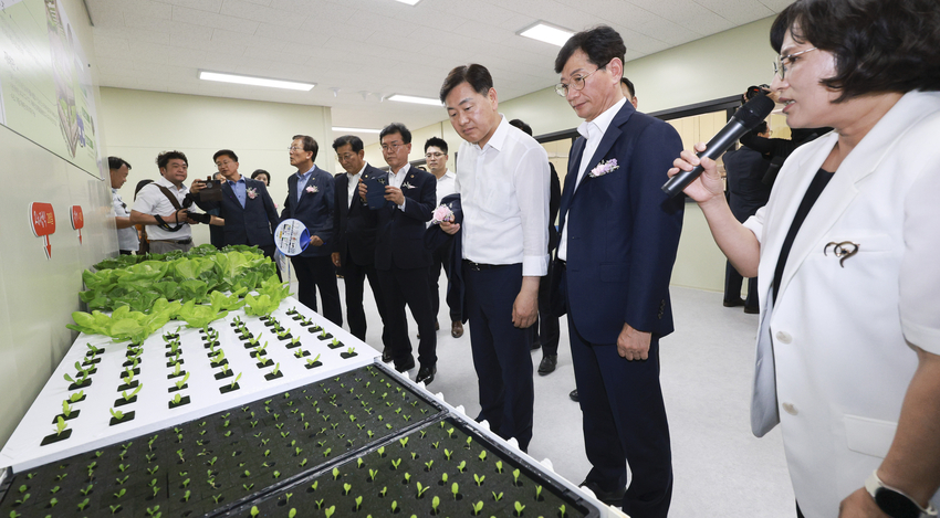 전북특별자치도와 장수군은 30일, 장수군 계남면에 조성된 전국 최초의 공공형 수직농장 ‘동부권 임대형 수직농장’의 준공식을 열고 스마트농업의 미래를 향한 첫걸음을 내디뎠다.