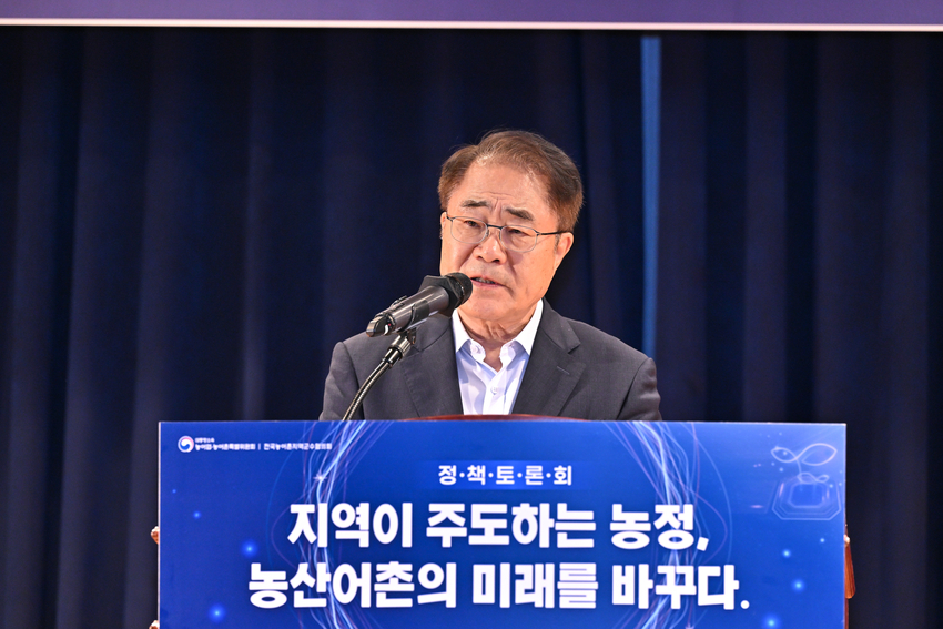 장태평 농특위 위원장이 인사말을 하고 있 다. 