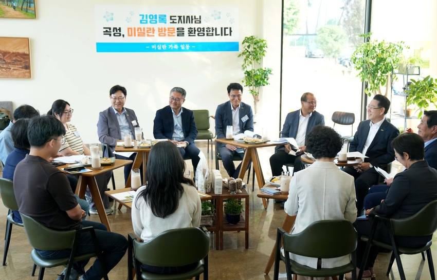 (유기가공식품업체 ㈜미실란 현장방문) 김영록 전라남도지사가 8일 곡성군 소재 유기가공식품업체 ㈜미실란을 방문해 ‘친환경 농산물 재배농가 민생현장 간담회’를 열고, 업체 현황 및 농업 현장 애로사항을 청취하고 있다.