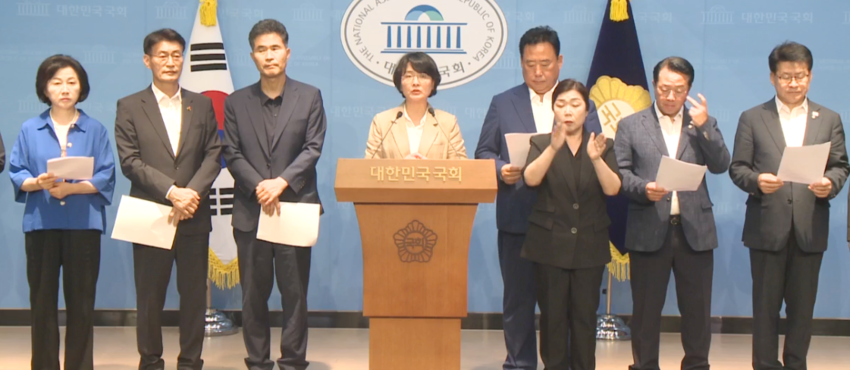 국회 농림축산식품해양수산위원회 소속 어기구 위원장, 이원택 간사를 비롯한 더불어 민주당 의원들이 지난 15일 서울 여의도 국회 소통관에서 미국과의 관세협상 관련 정부를 향해 우리 농업을 지키겠다는 입장을 분명히 밝혀야 한다며 공동 성명서를 발표했다