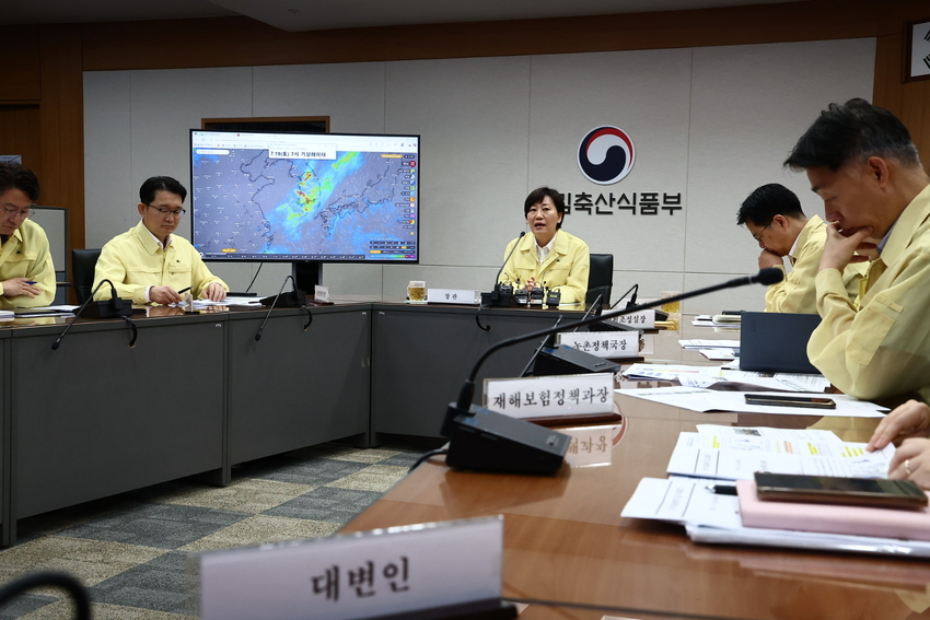 농림축산식품부는 18일 송미령 장관 주재하에 농업 분야 호우 대처 상황 긴급 점검회의를 열어 집중호우에 따른 피해 복구 방안을 논의했다.