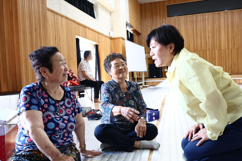 송장관은 70여 명의 주민이 대피하고 있는 산청읍 지리 소재 ‘산엔청 복지회관’을 방문하여 대피 중인 주민들을 위로하고 있다.