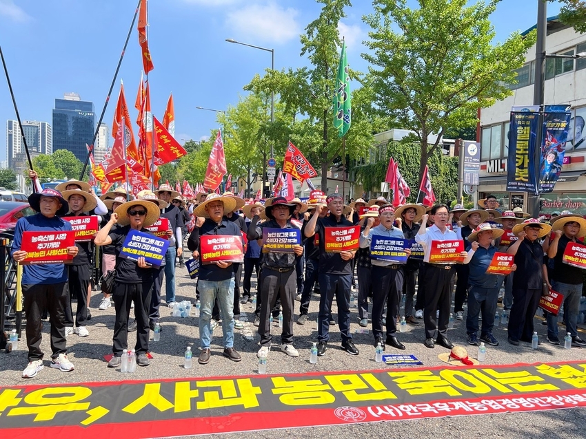 (사) 한국후계농업경영인경상북도연합회(이하 한농연경북도연합회)는 25일 서울 용산의 대통령 집무실 인근에서 ‘한미 상호관세 협상 농축산물 장벽철폐 반대 경북농민대회’를 개최하고 농업을 희생양 삼는 정부의 통상 전략을 강력히 규탄했다. < 사진제공 : 한국농어민신문> 