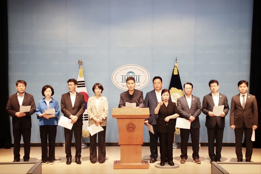 국회 농림축산식품해양수산위원회 소속 더불어민주당 의원들이26일 한미 통상협상에서 우리 농업을 협상의 제물로 삼지 말라고 요구하는 입장문을 발표했다