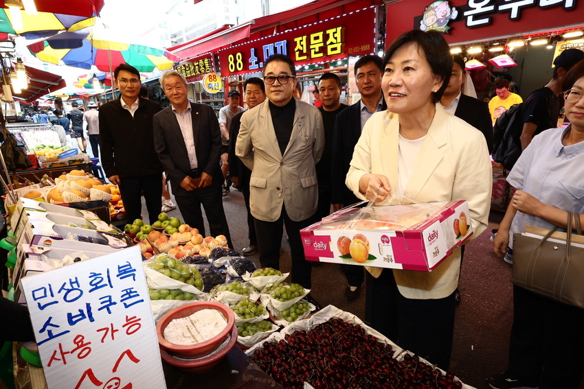 남구로시장을 찾아 농축산물 수급 및 가격 동향을 점검하는 송미령 농식품부 장관. 
