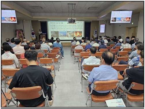 지난 7월31일 경북 영양군청에서 ‘ 영양군민 및 농업인, 지역 공무원, 전문가 등 내외부 관련인사 1백50명이 참석한 가운데 영양고추! 탄소중립 농업으로 지역소멸 · 기후위기’ 극복‘ 이란 주제로 토론회가 열렸다,