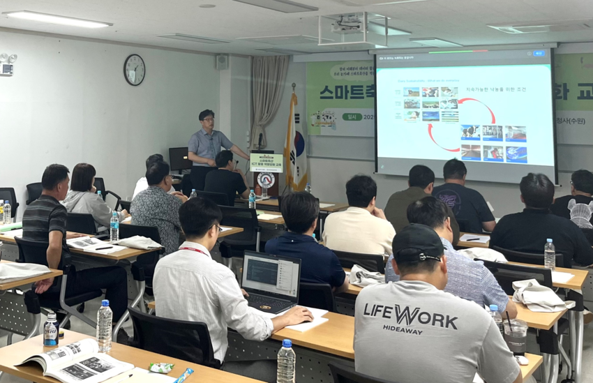 7월 25일 축산물품질평가원 경기지원에서 진행된 낙농 교육에 참여한 농가들이 집중하여 교육을 듣고 있다.