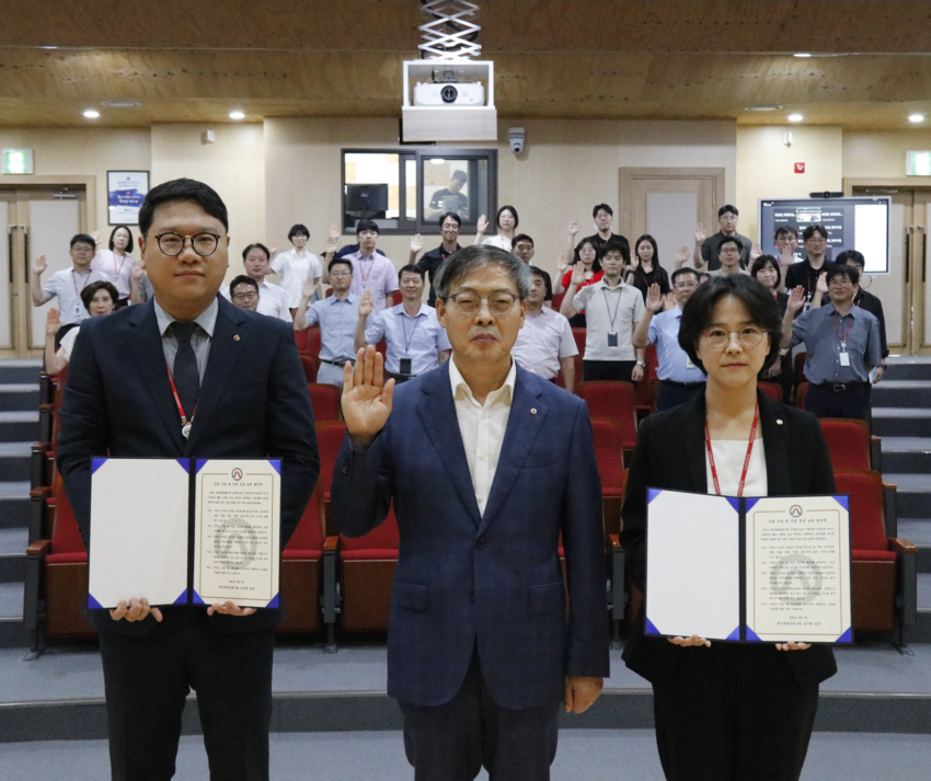 8월 5일, 축산물품질평가원 본원에서 진행된 ‘갑질 근절 및 인권 존중 실천 결의대회’에서 박병홍 축산물품질평가원장(중앙)과 임직원들이 결의문을 낭독하며 인권 존중 실천에 대한 의지를 다지고 있다.