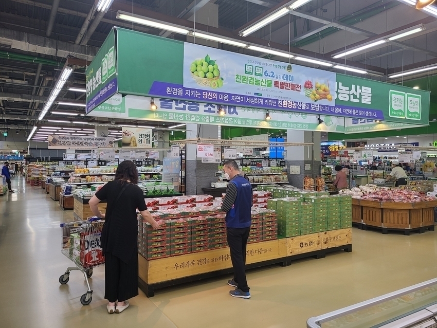 최근 국회 농림축산식품해양수산위원회 윤준병 의원 (더불어민주당, 전북특별자치도 정읍시·고창군)이 ‘친환경 인증 제품의 녹색제품 적용법’을 대표 발의해 주목을 받고 있다.