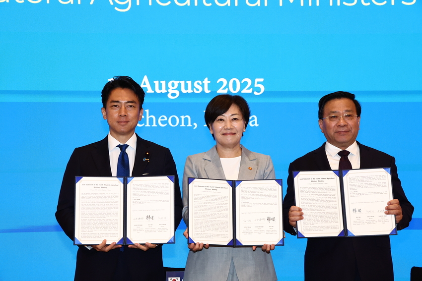 송미령 농식품부장관은 2025년 8월 11일(월) 인천 파라다이스 호텔에서 고이즈미 신지로 일본 농림수산성 대신, 한 쥔 중국 농업농촌부 부장과 함께 제4차 한일중 농업장관회의 개최했다. 