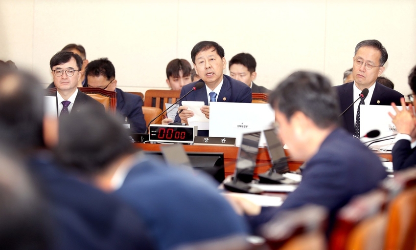 지난 6일 국회 기획재정위원회와 산업통상자원중소벤처기업위원회 전체 회의에서 구윤철 부총리 겸 기획재정부 장관과 김정관 산업통상자원부 장관이 각각 출석해 '통상 관련 현안 질의'에 대해 답변했다 < 사진제공 ; 한국농어민신문> 
