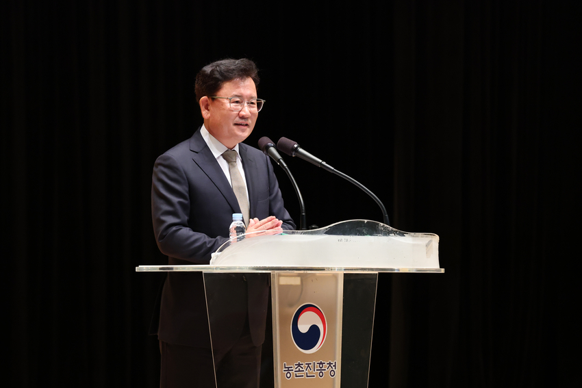제33대 이승돈 신임 농촌진흥청장이 18일 전북혁신도시 농촌진흥청 종합연찬관 대강당에서 열린 취임식에서 취임사를 하고 있다.<사진=농촌진흥청>