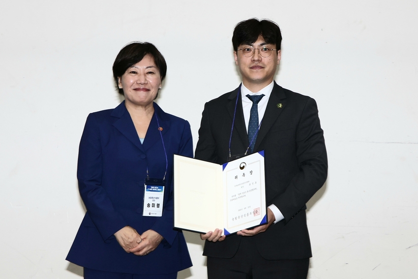 송미령 농식품부장관과 함께 케이(K)-농정 협의체의 공동대표로서 협의체를 이끌어나갈 류진호 한국4-H청년농업인연합회 회장(33세) 모습