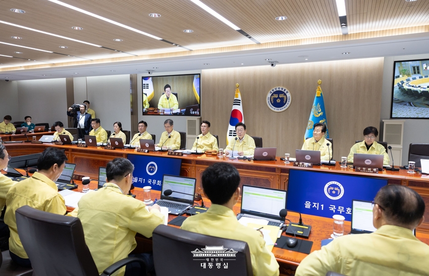 이재명 대통령은 지난 18일 제37회 국무회의에서 농림축산식품부가 제출한 ‘ 농어촌 기본소득 시범사업 추진계획(안)’을 의결했다. 이날 심의 · 의결된 법률공포안에는 농업계 최대 현안으로 꼽혀 온 양곡관리법과 농안법 개정안도 포함됐다. <사진: 대통령실 제공>