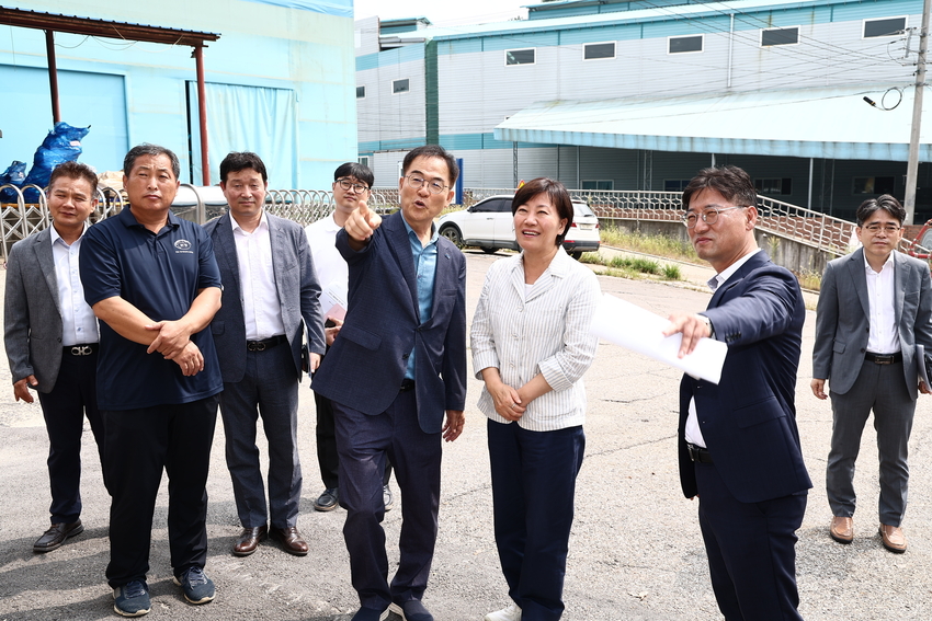 송미령농식품부 장관이 지난 24일 여주시 구양리 '마을태양광 발전소'를 방문해 최재관 대표에게 설명들 듣고 있다. 