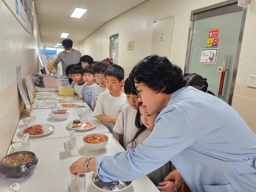 경기도는 전 세대가 공감하고 참여할 수 있는 건강한 식생활 문화 확산을 위해 ‘찾아가는 식생활 안전‧영양 전시’와 ‘식생활 안전 마술 퍼포먼스 교육’ 프로그램을 운영한다고 21일 밝혔다.