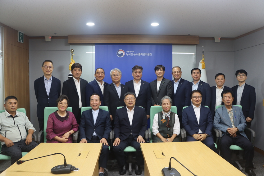 농어업 · 농어촌특별위원회(위원장 김호, 이하 ‘농특위’)는 8일(월) 한국농축산연합회와 간담회를 열고 새 정부의 농업 분야 국정과제를 설명하며 농업·축산 현장의 애로사항을 청취했다.