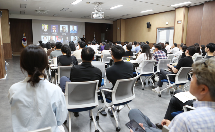 9월 16일, 농정원 대강당에서 임직원 대상 AI 활용·확산을 위한 개인정보 보호교육을 받고 있다