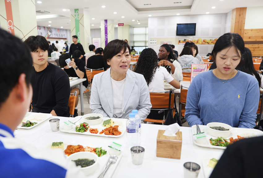 송미령 농식품부 장관은 18일 전북대학교에서 '천원의 아침밥'을 지원받은 대학생들과 소통하는 시간을 가졌다. 