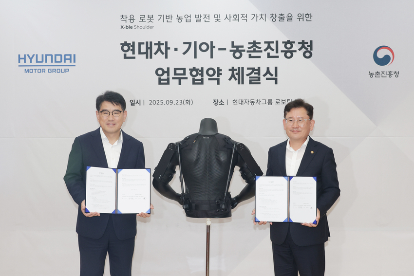 <사진설명> 이승돈 농촌진흥청장(오른쪽)은 23일 경기 의왕시 현대자동차 • 기아 의왕연구소에서 현대차 •기아 R&D본부장 양희원 사장(왼쪽)과 ‘착용 로봇 기반 농업발전 및 사회적 가치 창출을 위한 업무협약’을 체결하고 기념 촬영을 하고 있다. <사진제공=농촌진흥청>