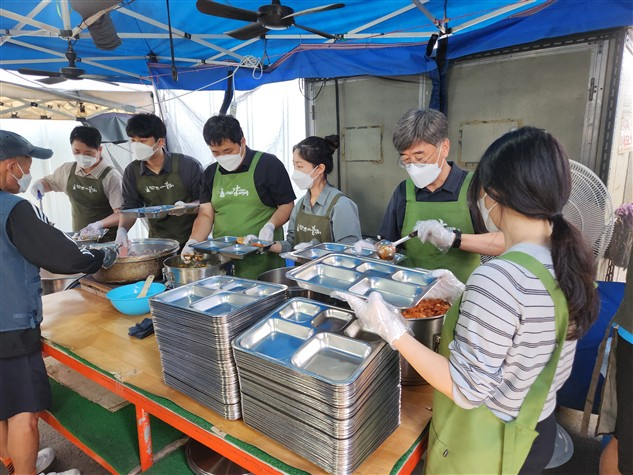 9월 23일 오전 서울 영등포구 소재 광야홈리스센터에서 진행된 급식나눔 봉사로 시작됐다.