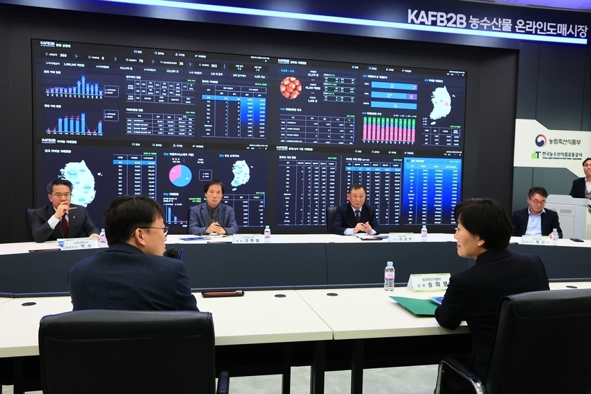 농림축산식품부(장관 송미령, 이하 농식품부)는 지난 9월 25일 시장관리운영위원회를 통해 판매자 가입에 필요한 연간 매출액 요건을 삭제하기로 결정했다. < 사진: 송미령 농식품부 장관이 온라인도매시장 내실화를 위해 회의를 주재하는 모습> 