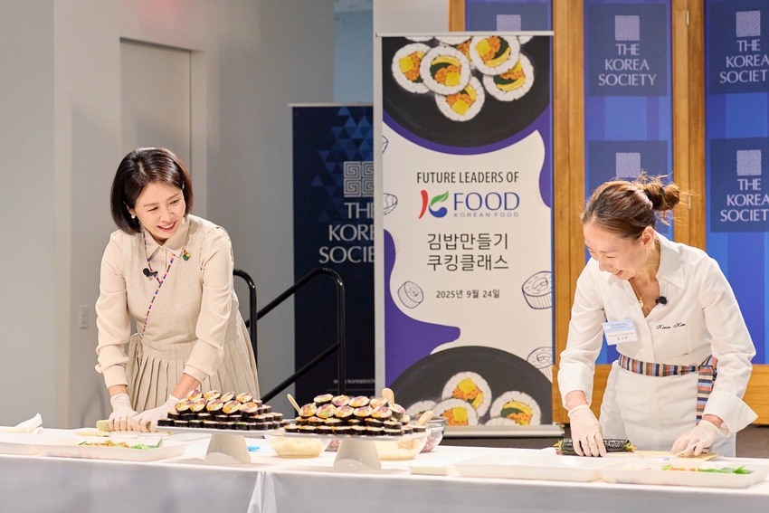 김여사가 직접 김밥 만들기 체험을 하고 있다. 
