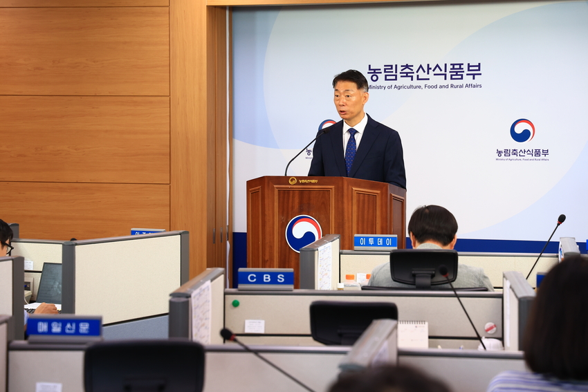 농림축산품부는 ’26~’27년도 농어촌 기본소득 시범사업 공모 결과 7개 군 (경기 연천 · 강원 정선 · 충남 청양 · 전북 순창 · 전남 신안 · 경북 영양 · 경남 남해, 행정표기순)을 선정했다고 밝혔다. < 사진: 박성우 농촌정책국장이 기자들에게 브리핑하는 모습> <br>