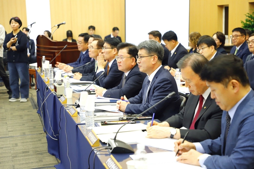 농촌진흥청, 한국농어촌공사, 한국농수산식품유통공사 등 7개 기관장들이 국회 농해수위 국정감사를 받고 있다.