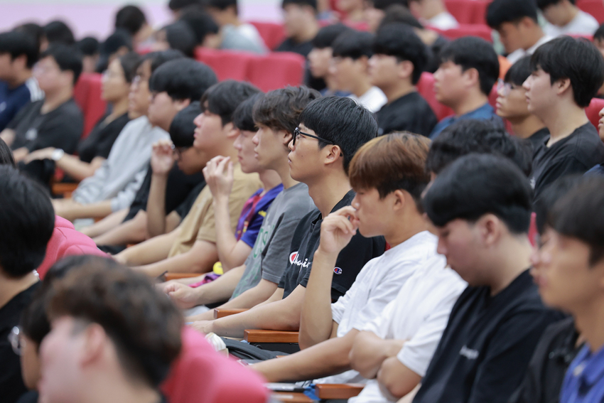 한농대 학생들이 안전 실습 우수사례 안전교육을 받고 있는 모습