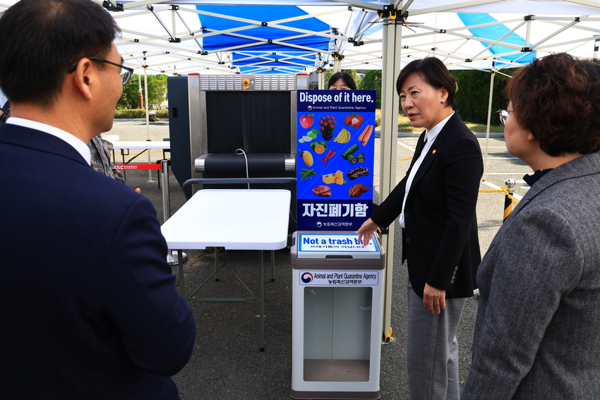 송미령 농식품부 장관은 성공적 APEC 개최 지원을 위해 10월 24일(금) APEC 첫 관문인 김해공항을 찾아 동 · 식물 검역 및 케이(K)-푸드 홍보 등 현장 준비 상황을 점검했다.