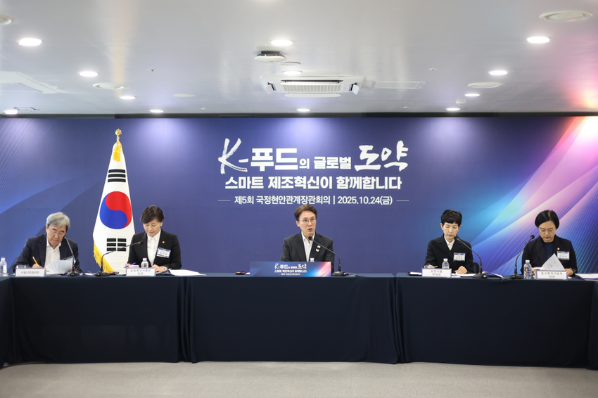 김민석 국무총리는 10월 24일(금) 오후, 경남 밀양시 삼양식품 공장을 찾아 제5회 국정현안관계장관회의를 주재했다.