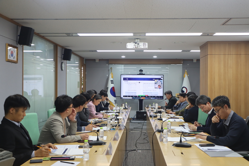 대통령직속 농어업‧농어촌특별위원회 (위원장 김호)는 10월 27일(월) 위원회 대회의실에서 「농수산식품 Total Utilization 프로젝트」 중간보고회를 개최하고, 농수산부산물의 자원화 및 산업적 활용 방안을 논의했다.